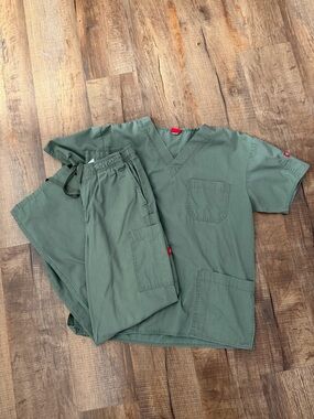 Dickies Olive-Style Green V-Neck Scrub Set